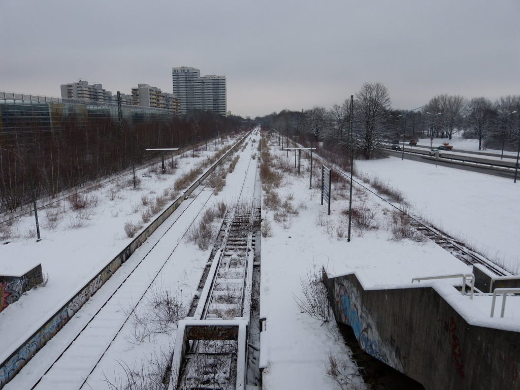 Verlassene schneebedeckte Gleise am ehemaligen Bahnhof Olympiastadion München im Winter