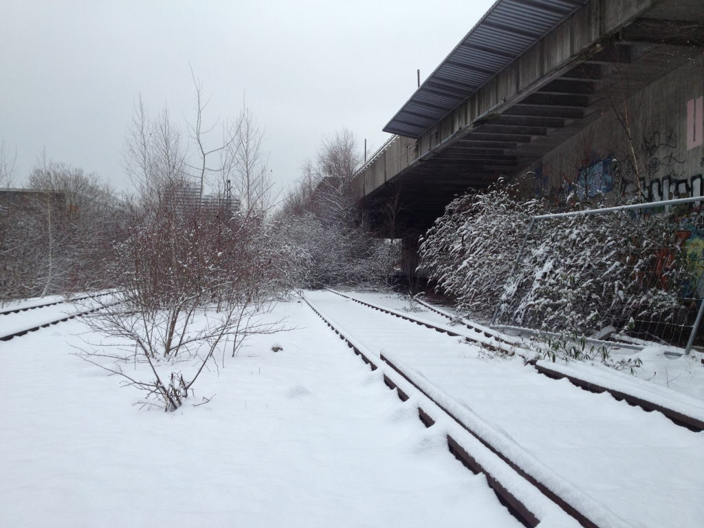 Verlassene, schneebedeckte Bahngleise am ehemaligen Bahnhof Olympiastadion München