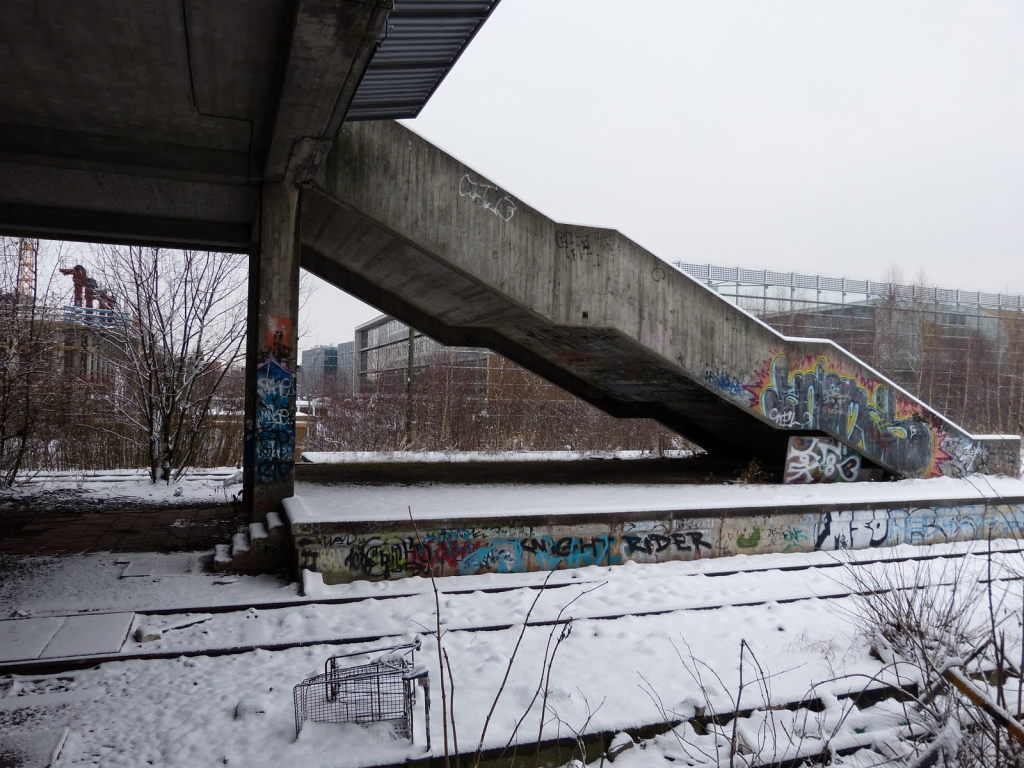 Verlassener Bahnhof Olympiastadion München im Winter mit Betontreppe und Graffiti