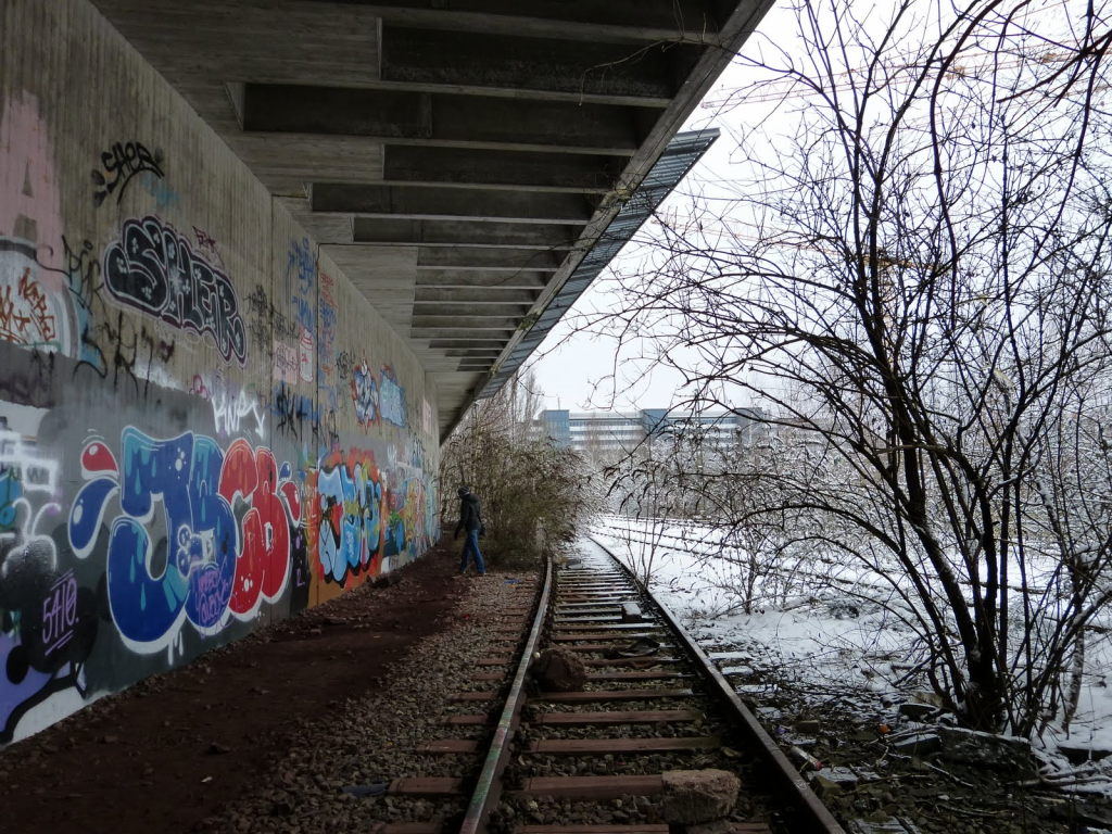 Verlassene Bahngleise unter Brücke mit Graffiti am ehemaligen Bahnhof Olympiastadion München
