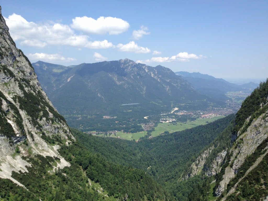 Blick durch das Höllental auf Garmisch-Partenkirchen im Sommer