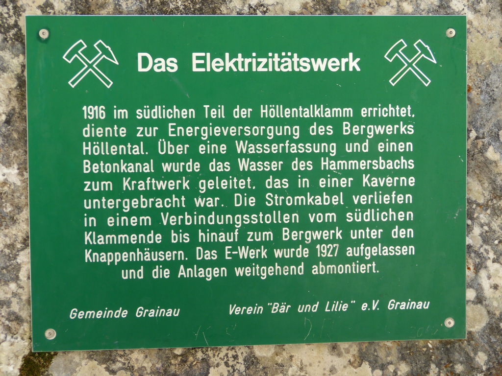 Grüne Informationstafel zum Elektrizitätswerk in der Höllentalklamm, Grainau