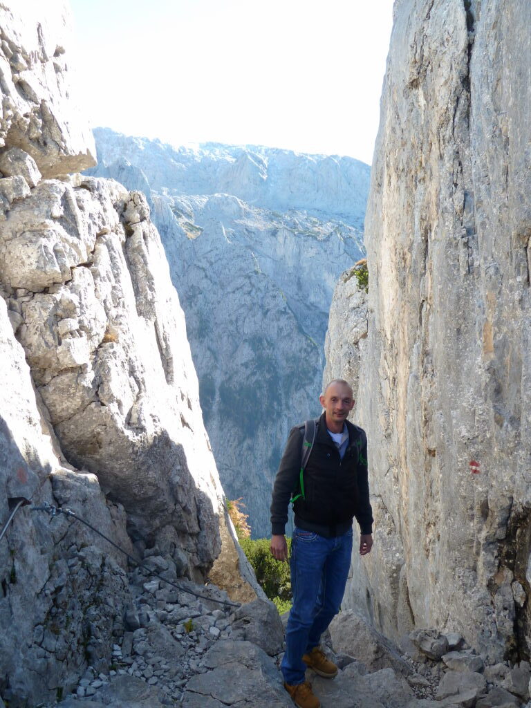 Mann mit Rucksack zwischen Felsen am Kehlsteinhaus Berchtesgaden