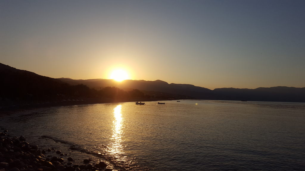 Sonnenuntergang über der Bucht von Marathokambos auf Samos mit Booten und Bergen