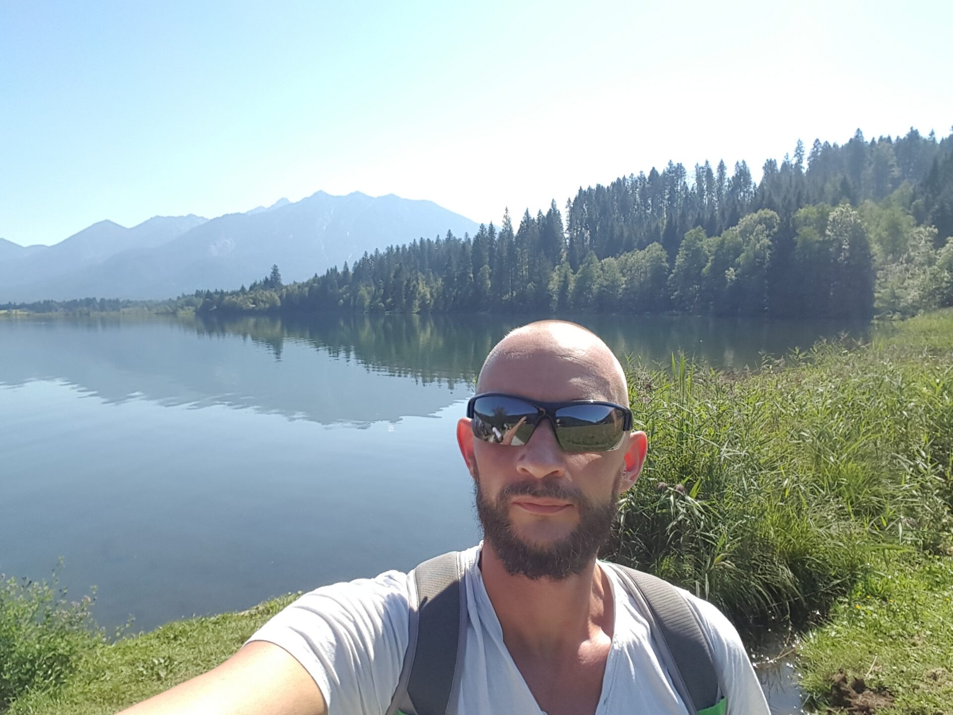Selfie am Barmsee mit Bergpanorama und Nadelwald im Hintergrund