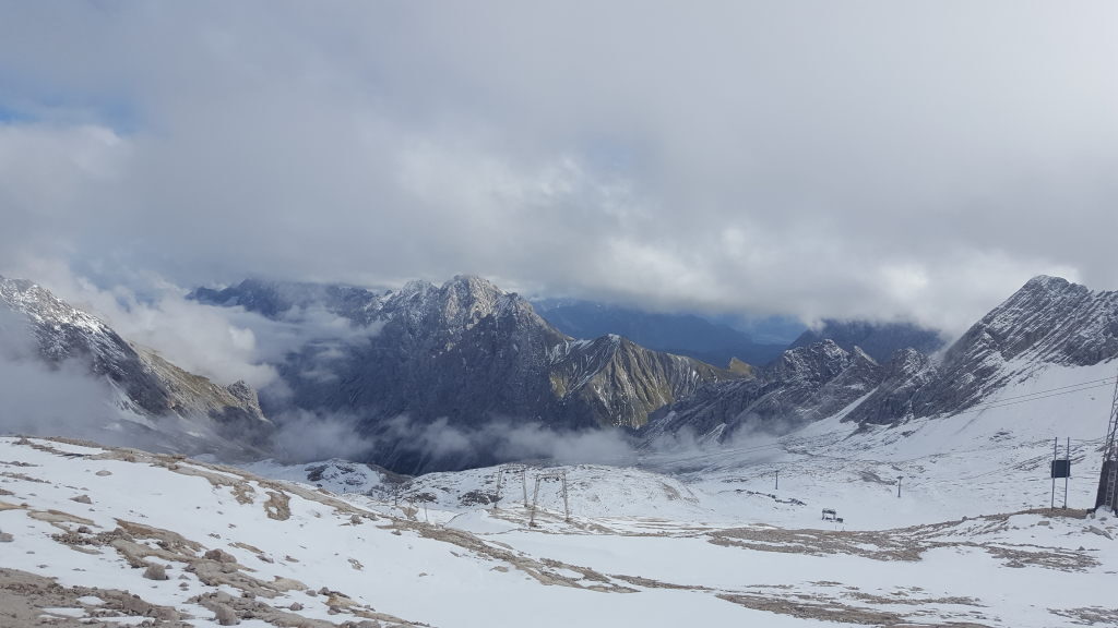 Verschneites Bergpanorama an der Zugspitze mit Wolken im Oktober