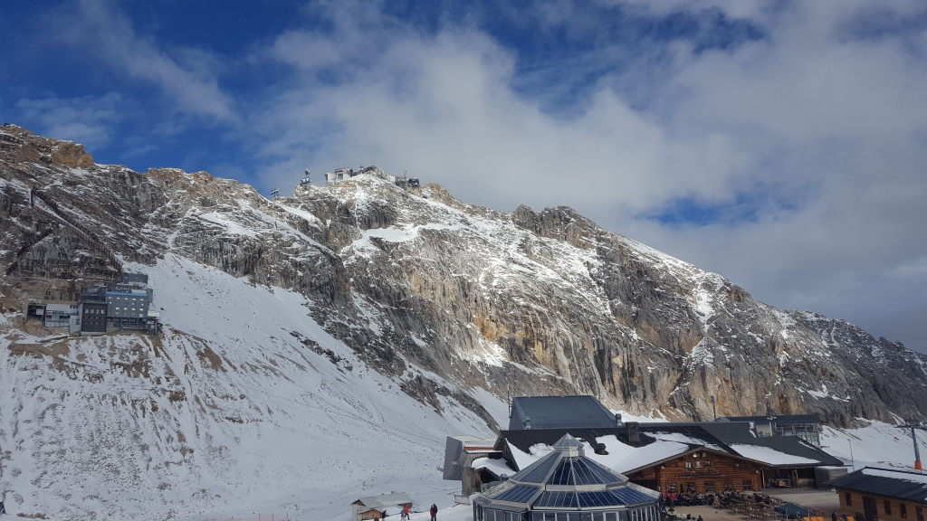 Zugspitze Gipfel mit Bergstation und Gletscherrestaurant Sonnalpin im Schnee