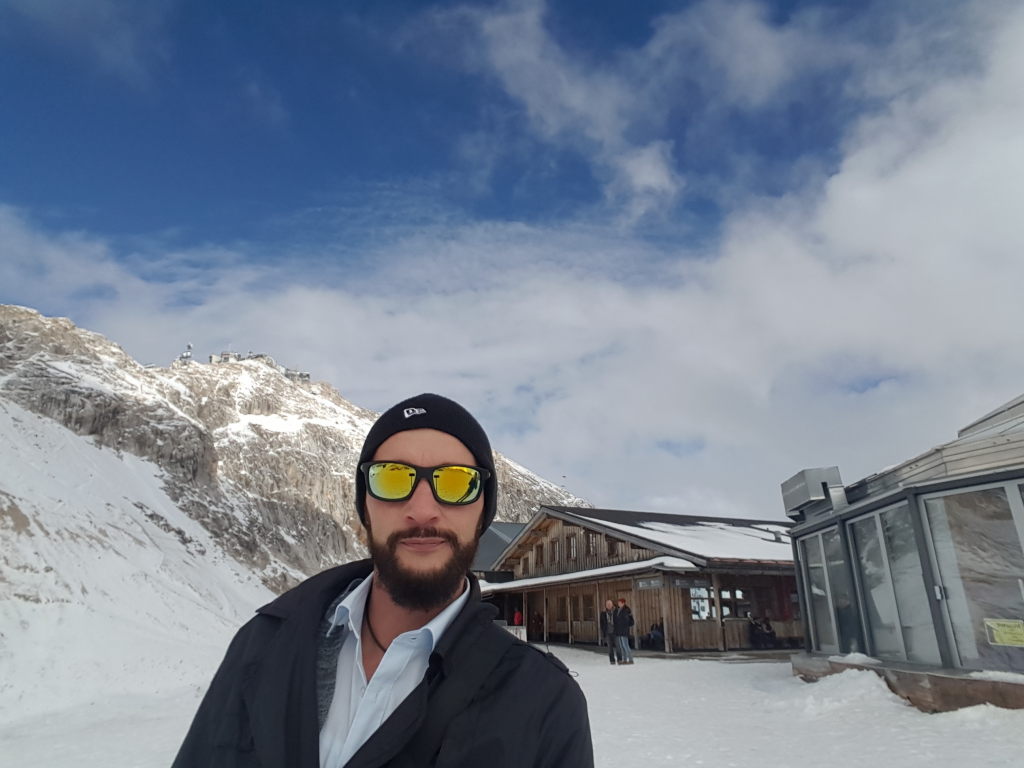 Sebo mit Sonnenbrille und Mütze auf dem Zugspitze-Gipfelplateau im Schnee