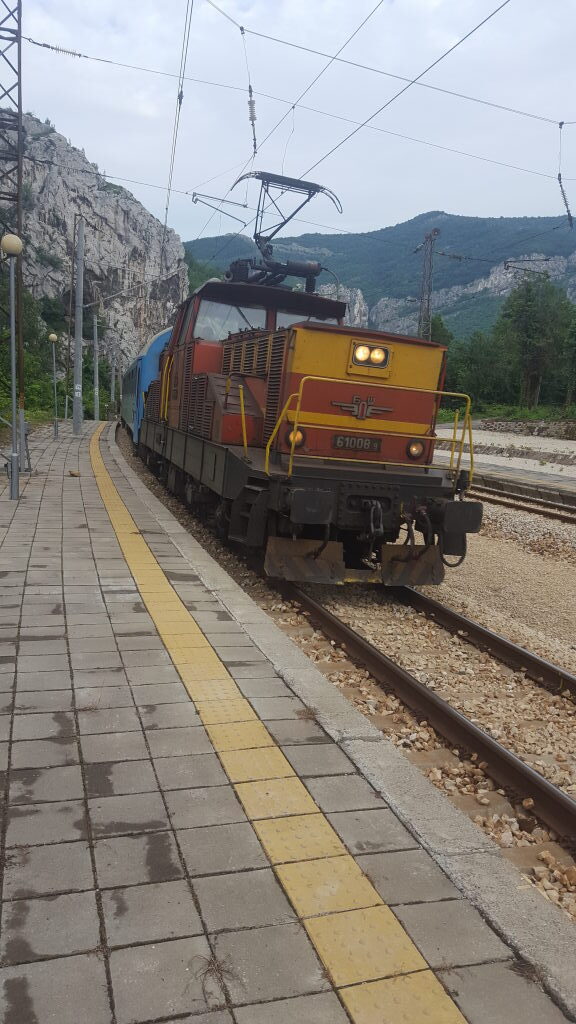 Alte bulgarische Lokomotive am Bahnhof Cherepish mit Felswänden im Hintergrund