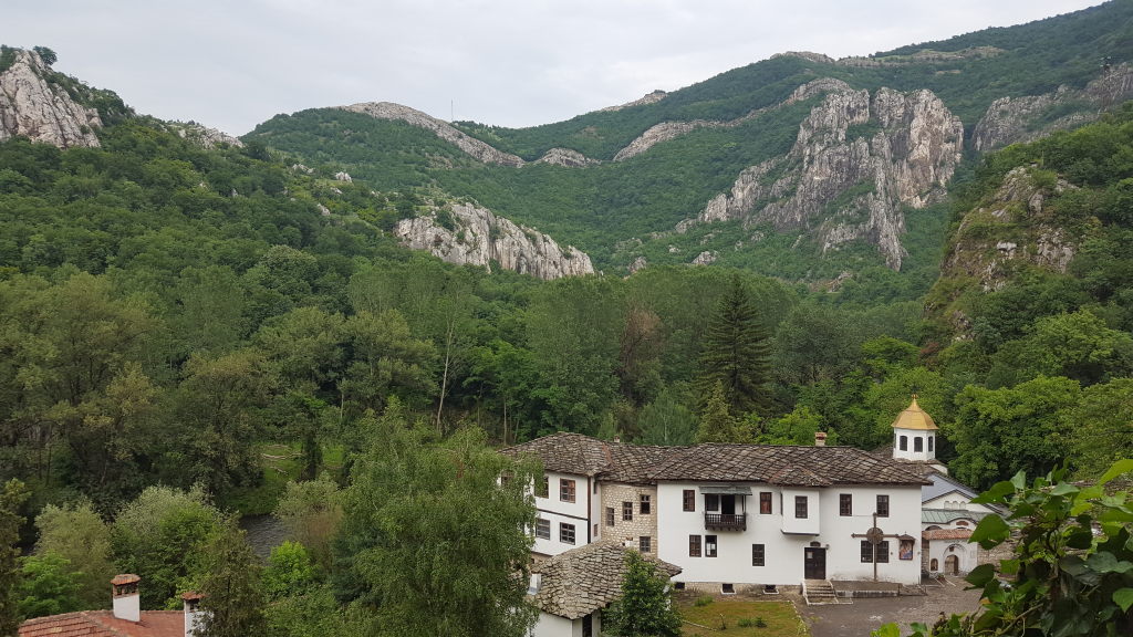 Kloster Tscherepisch eingebettet in grüne Felslandschaft in Bulgarien