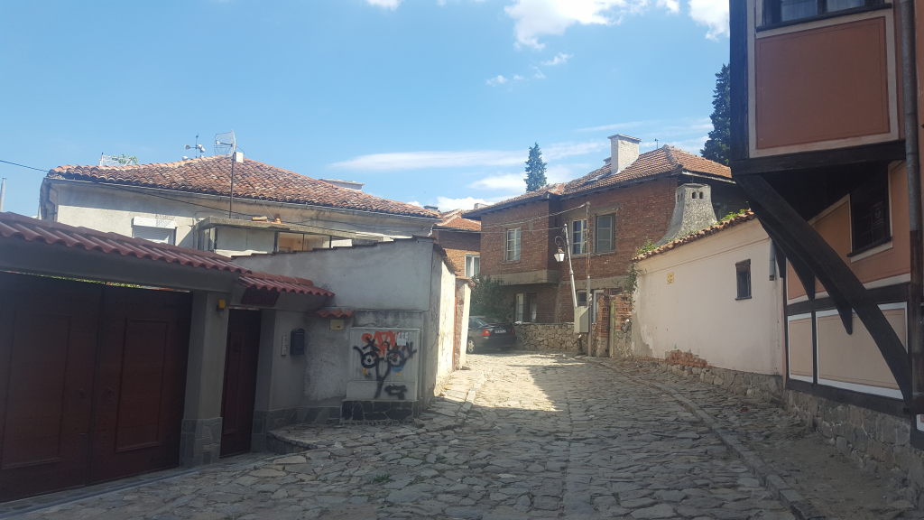Kopfsteinpflastergasse in der Altstadt von Plovdiv mit historischen Häusern