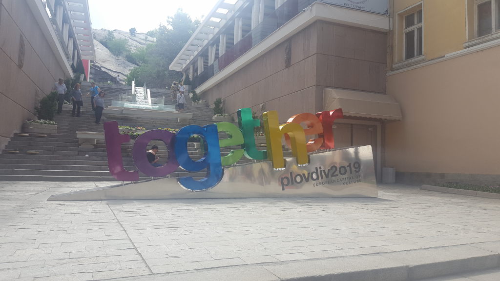 Bunter Together-Schriftzug mit Plovdiv 2019 European Capital of Culture Logo