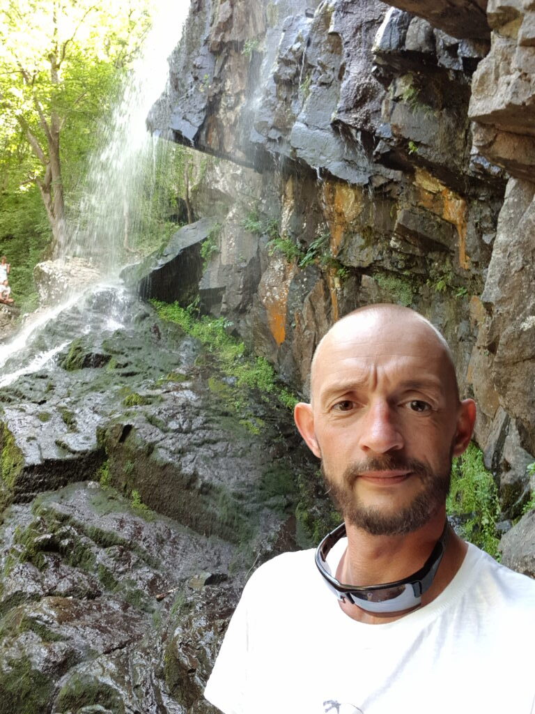 Mann macht Selfie vor dem Boyana Wasserfall in Sofia, Bulgarien