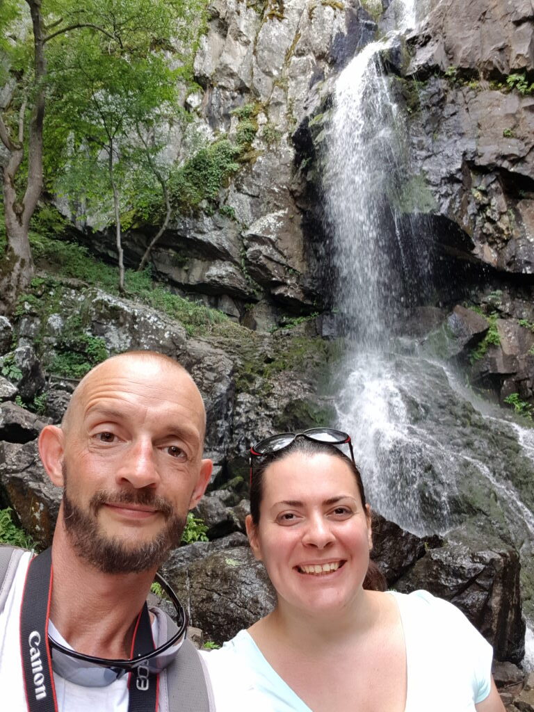 Paar macht Selfie vor dem Boyana Wasserfall bei Sofia, Bulgarien