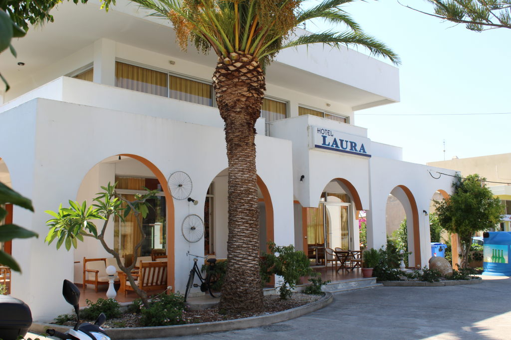 Hotel Laura auf Kos: weißes Gebäude mit Rundbögen und Palme am Eingang