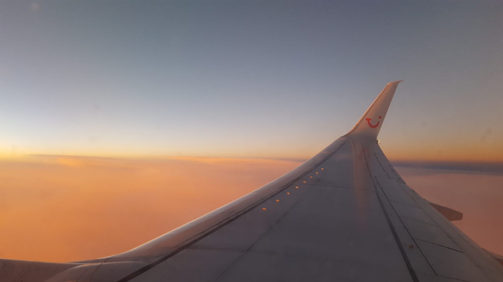 TUI Flugzeugflügel über Wolken bei Sonnenuntergang auf dem Rückflug von Kos