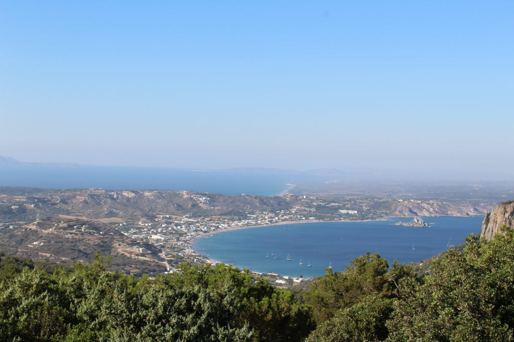 Panoramablick auf die Bucht von Kefalos auf Kos mit türkisblauem Meer und Küstenort