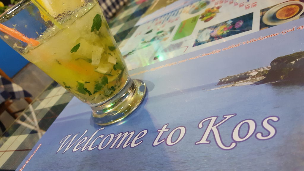 Mojito-Cocktail mit Minze vor Welcome to Kos Speisekarte in der Mylos Beach Bar
