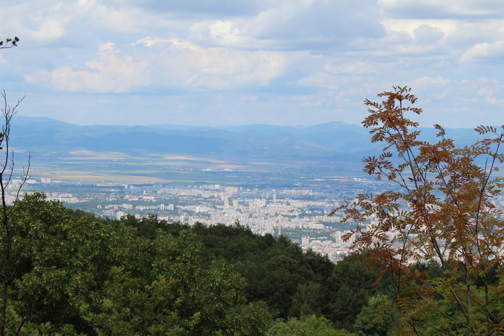 Panoramablick auf Sofia vom Aussichtspunkt Boyana im Sommer