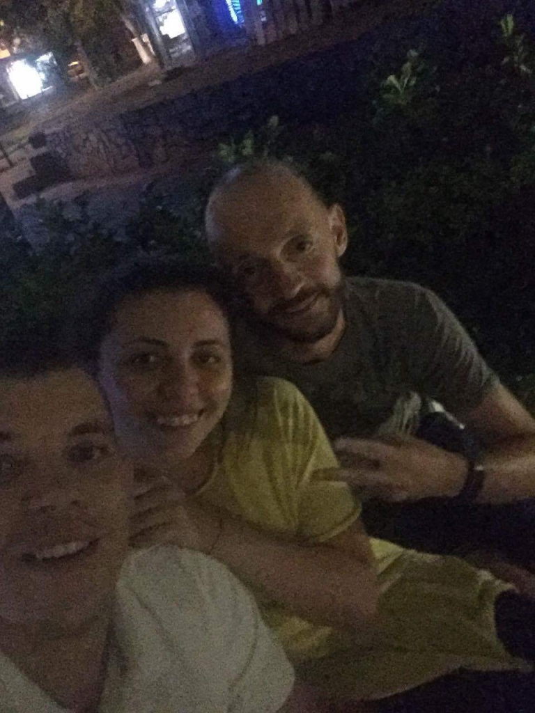 Drei lachende Personen machen ein Selfie nachts in der Boombar in Sofia