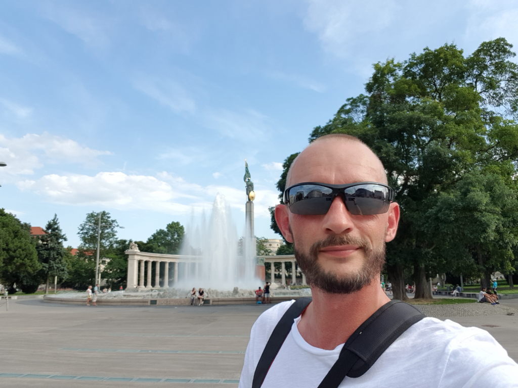 Selfie am Schwarzenbergplatz Wien mit Sowjetischem Ehrenmal und Springbrunnen