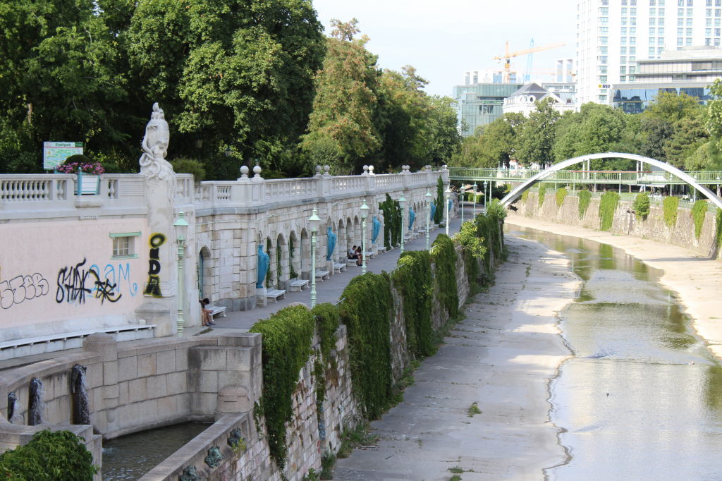 Historische Arkadengalerie am Wiener Stadtpark mit Flusskanal und Grünflächen