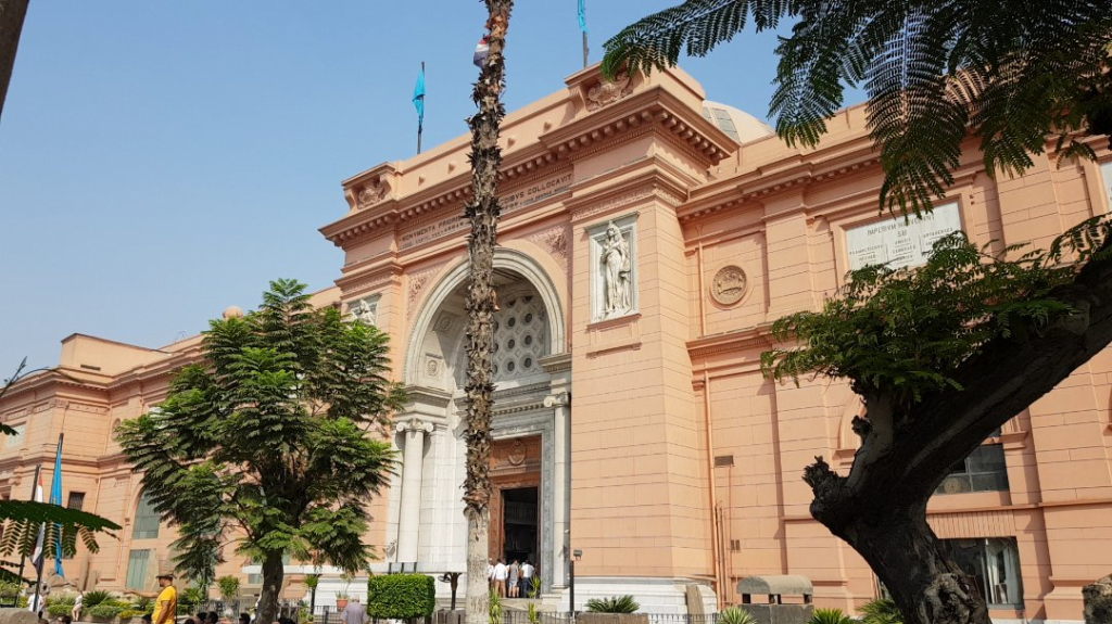 Fassade des Ägyptischen Museums in Kairo mit Palmen und rosafarbenem Gebäude