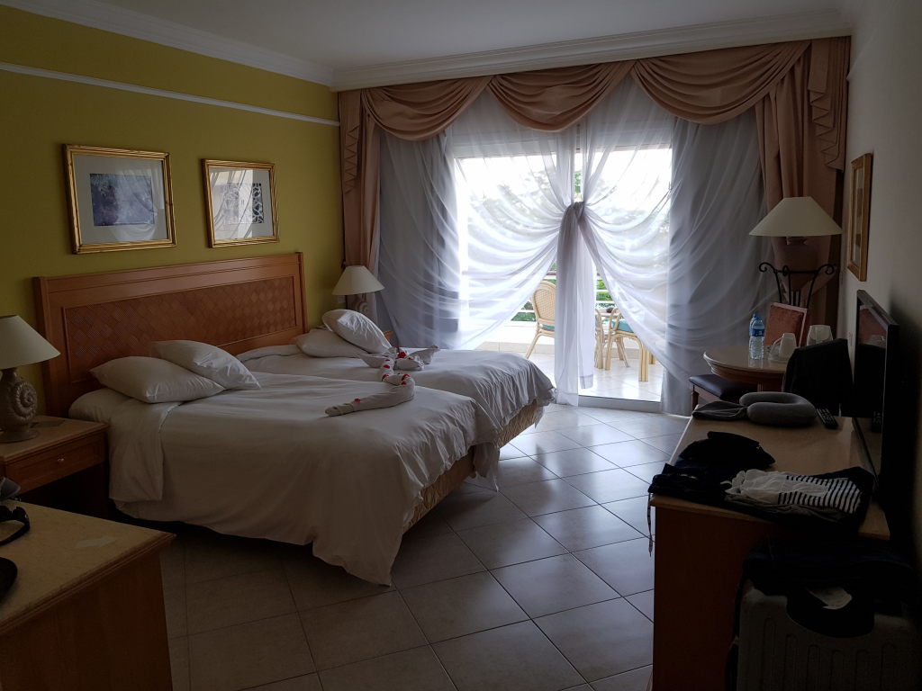 Helles Hotelzimmer in Scharm El-Scheich mit Doppelbett und Balkon