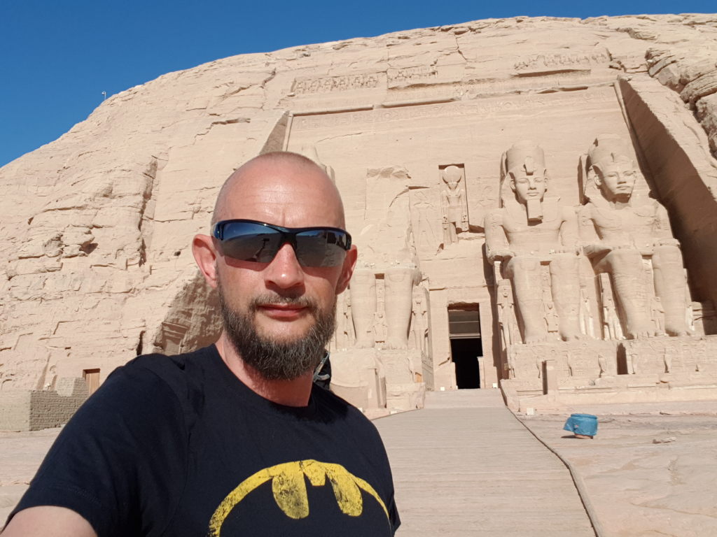 Mann mit Sonnenbrille macht Selfie vor den Kolossalstatuen des Ramses-Tempels in Abu Simbel