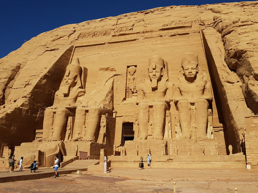 Vier kolossale Ramses-Statuen an der Felsfassade des Abu-Simbel-Tempels in Ägypten