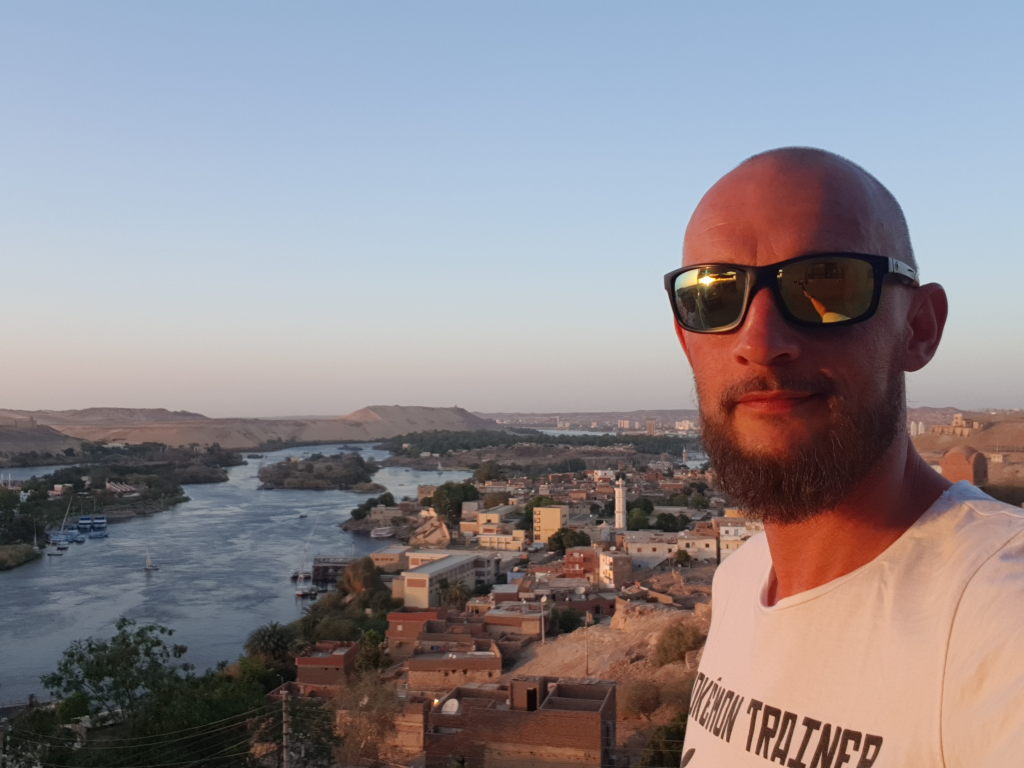 Nilkreuzfahrt Tag 5+6: Assuan – Obelisk, Staudamm und Hitzeschlacht im Pokémon-Shirt