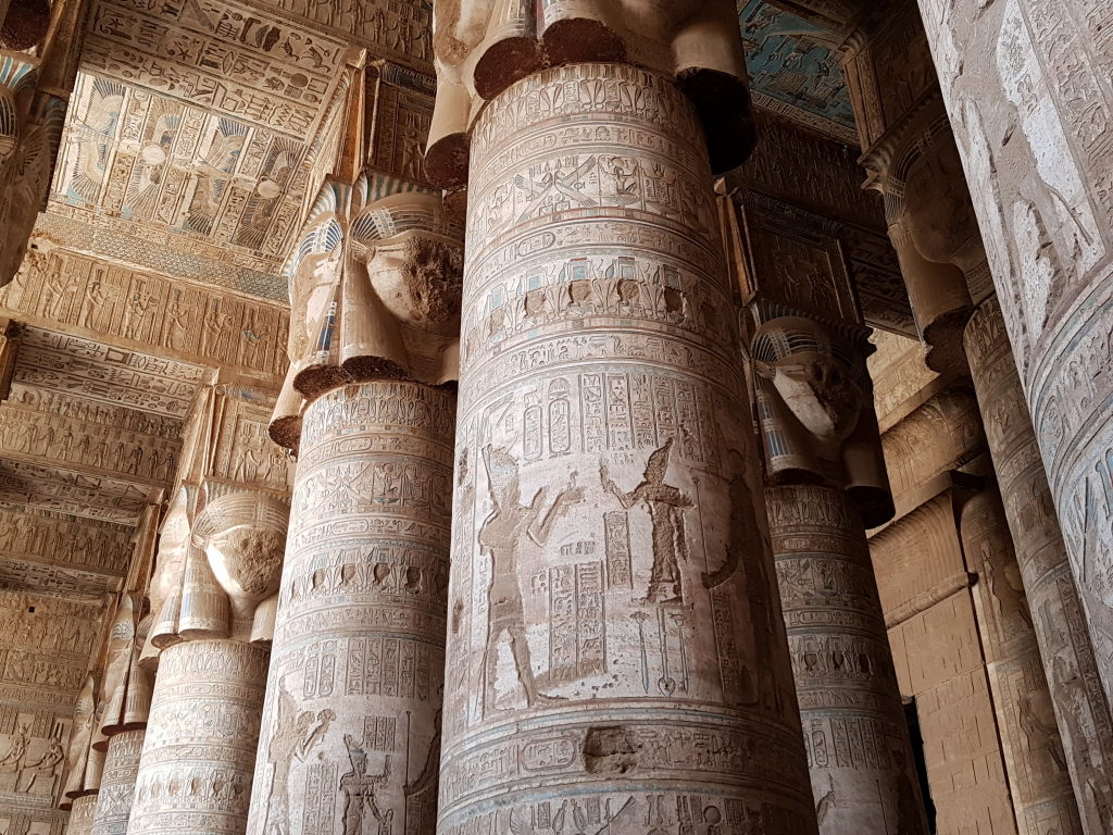 Massive Säulen mit Hieroglyphen und Reliefs im Tempel von Dendera, Ägypten