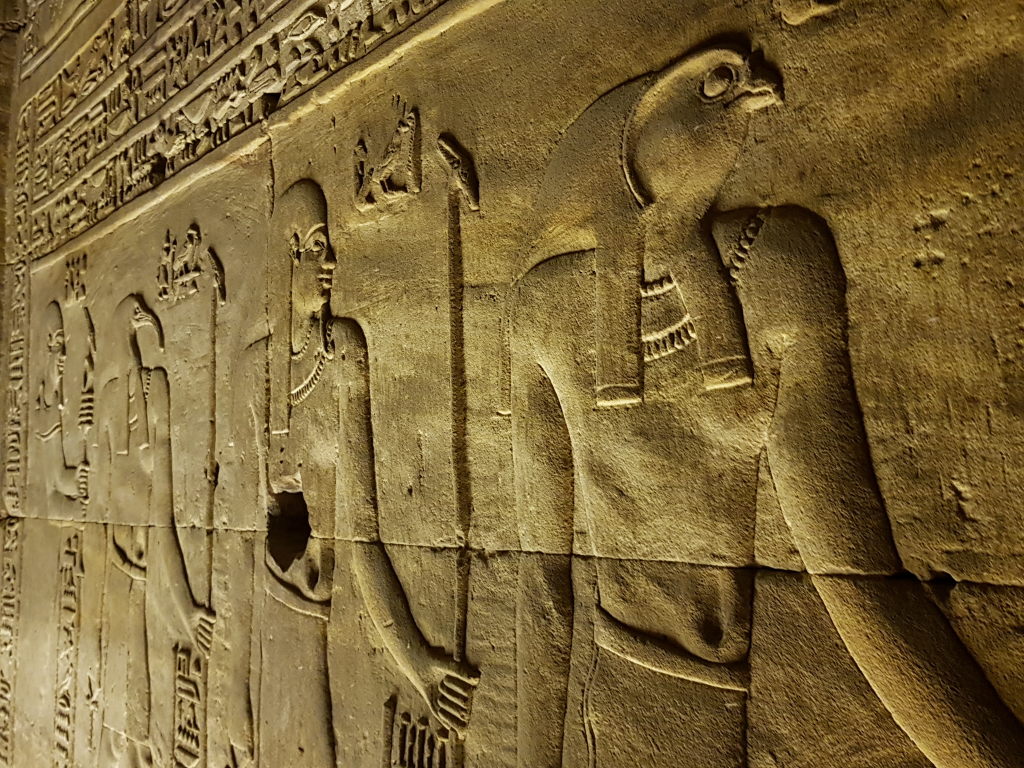 Detaillierte ägyptische Tempelreliefs mit Götterdarstellungen und Hieroglyphen im Tempel von Edfu
