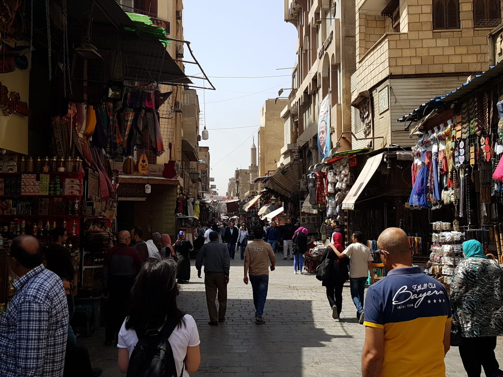 Belebte Marktgasse im Khan el-Khalili Basar in Kairo mit Händlern und Passanten