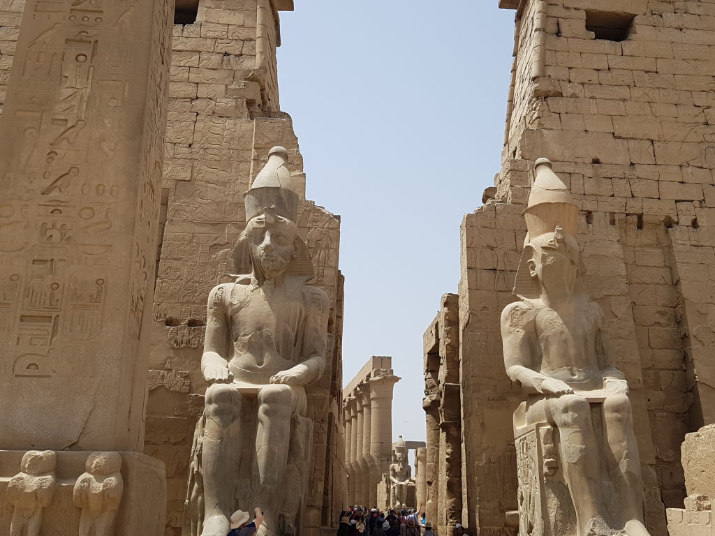 Zwei sitzende Ramses-Statuen am Eingang des Luxor-Tempels in Ägypten