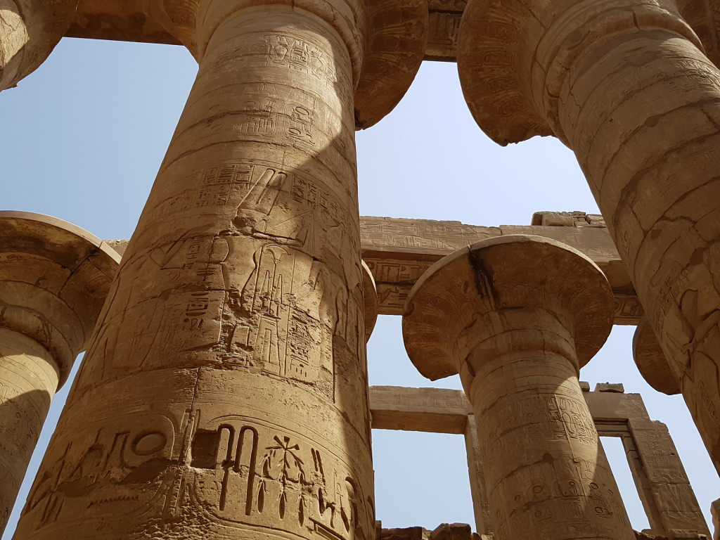 Mächtige Sandsteinsäulen mit Hieroglyphen im Luxor-Tempel, Ägypten