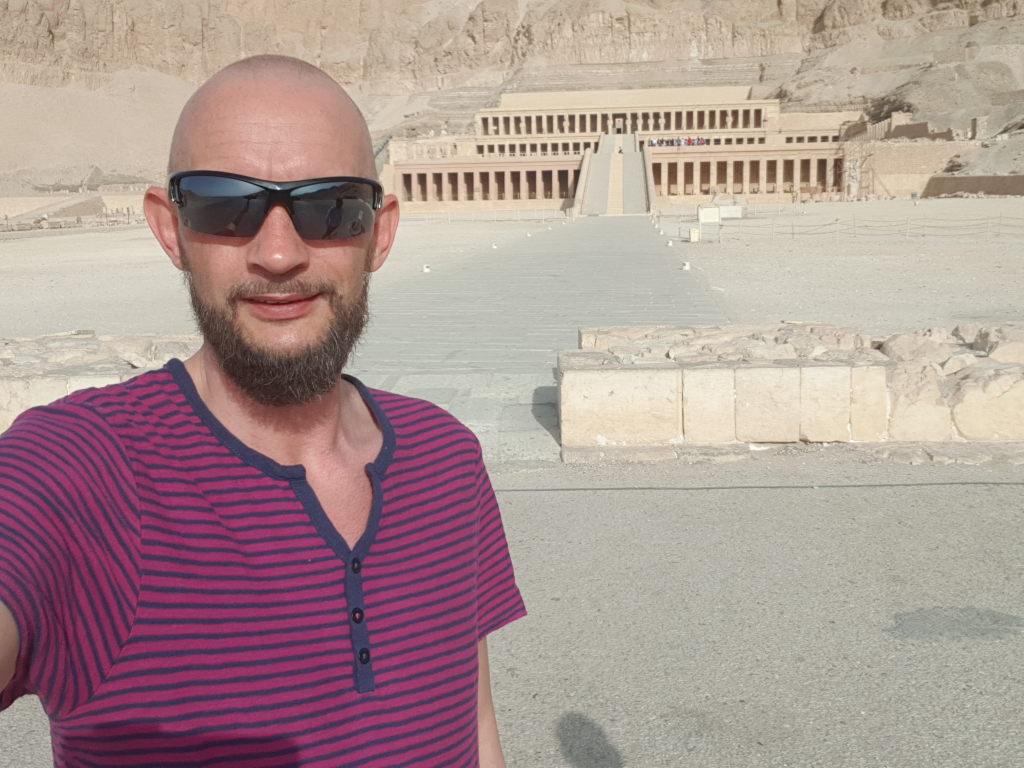 Mann mit Sonnenbrille macht Selfie vor dem Totentempel der Hatschepsut in Luxor