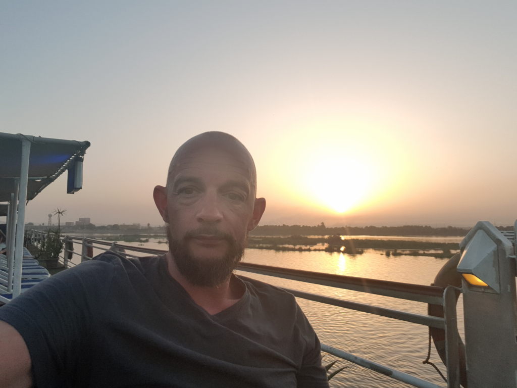 Selfie auf dem Oberdeck eines Nilkreuzfahrtschiffs bei Sonnenaufgang in Luxor