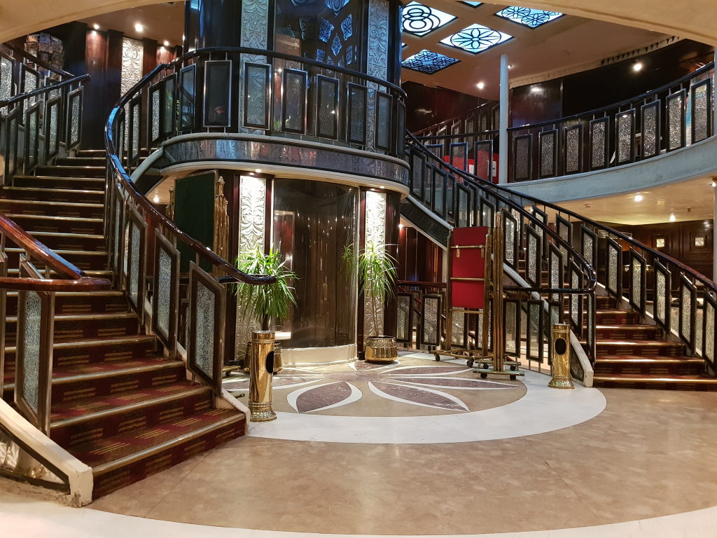 Elegante Doppeltreppe im Eingangsbereich eines Nilkreuzfahrtschiffes mit Marmorboden