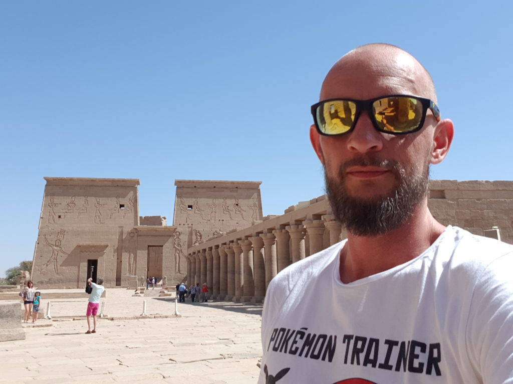 Mann mit Sonnenbrille macht Selfie vor dem Philae-Tempel in Assuan, Ägypten
