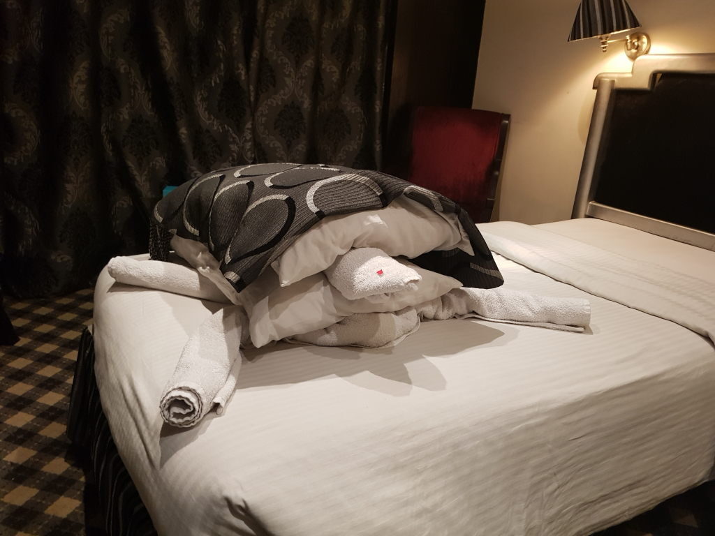 Doppelbett in Kabine auf dem Nilkreuzfahrtschiff Semiramis II mit frischen Handtüchern