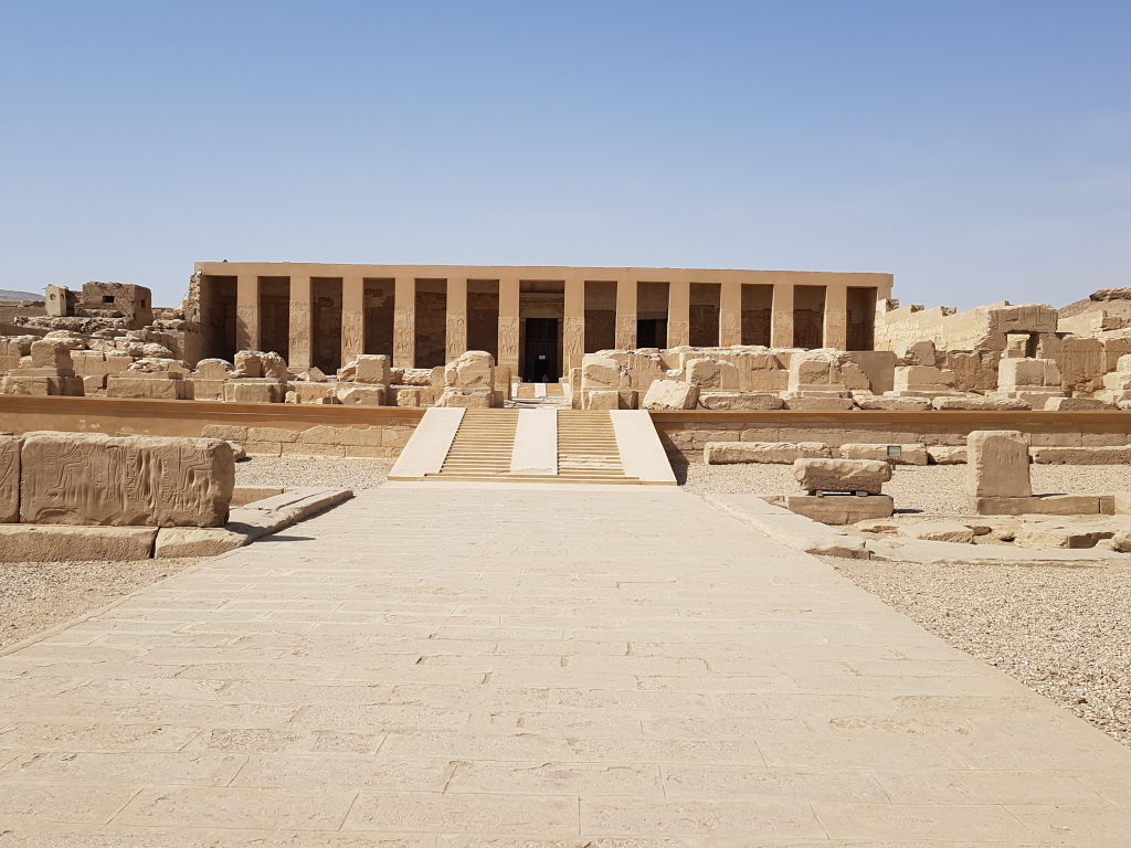 Säulengang und gepflasterter Prozessionsweg des Tempels von Abydos in Ägypten