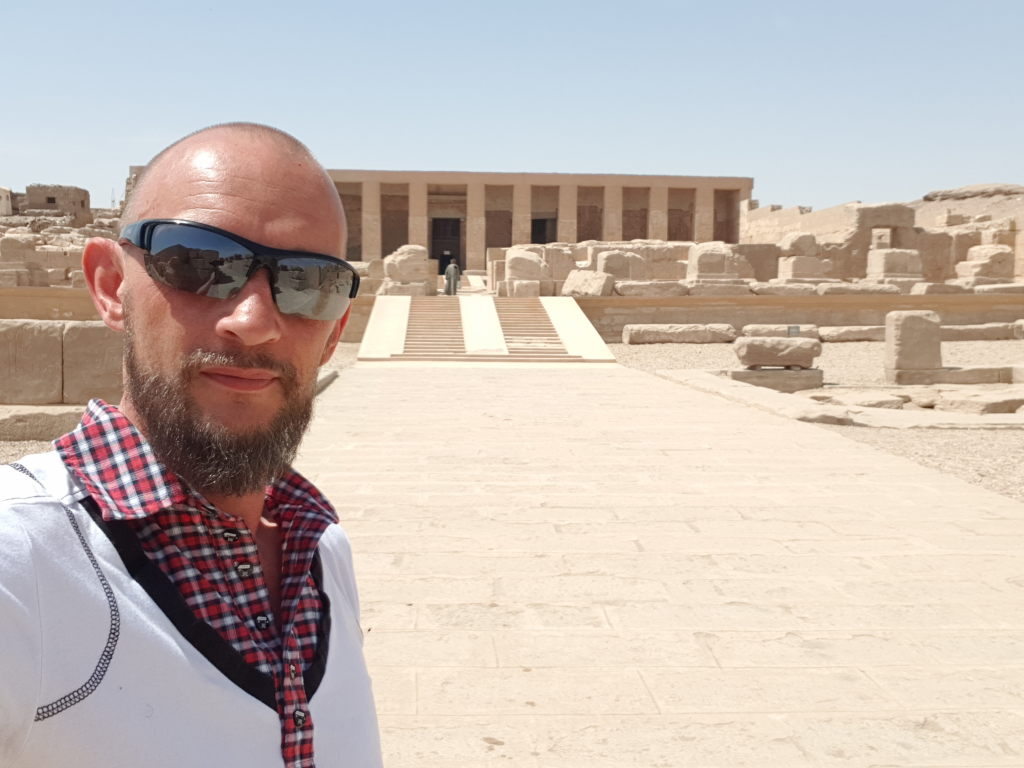 Mann mit Sonnenbrille macht Selfie vor dem Tempel von Abydos in Ägypten