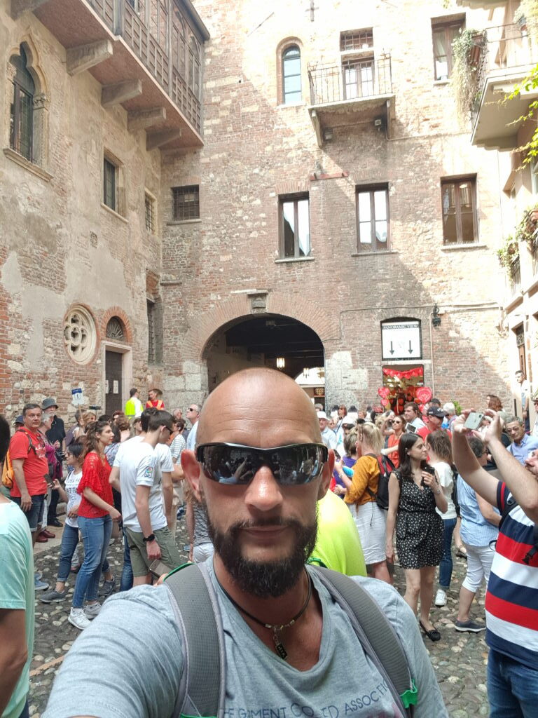 Selfie im überfüllten Innenhof der Casa di Giulietta in Verona