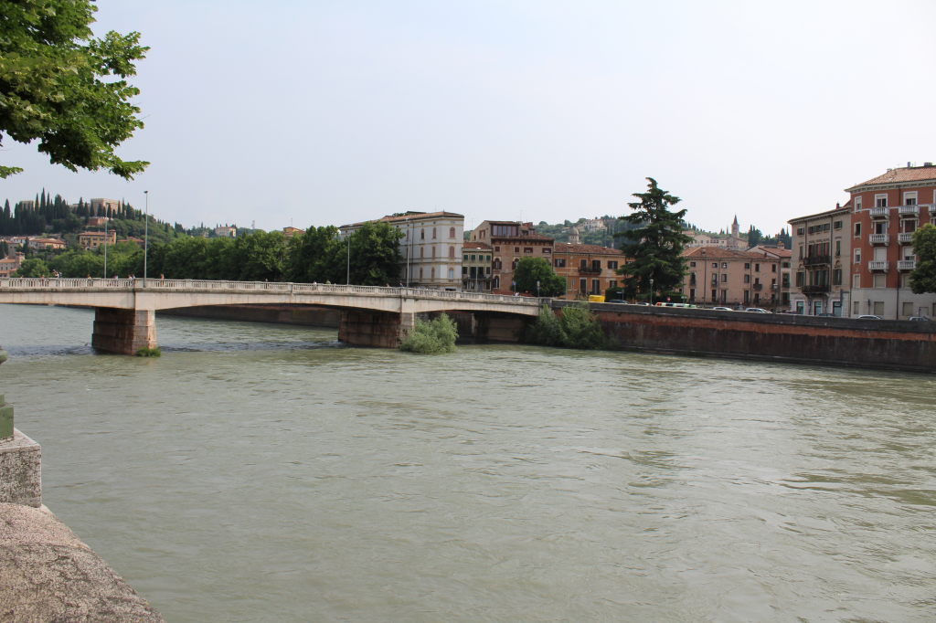 Brücke über die Etsch in Verona mit historischer Altstadt im Hintergrund