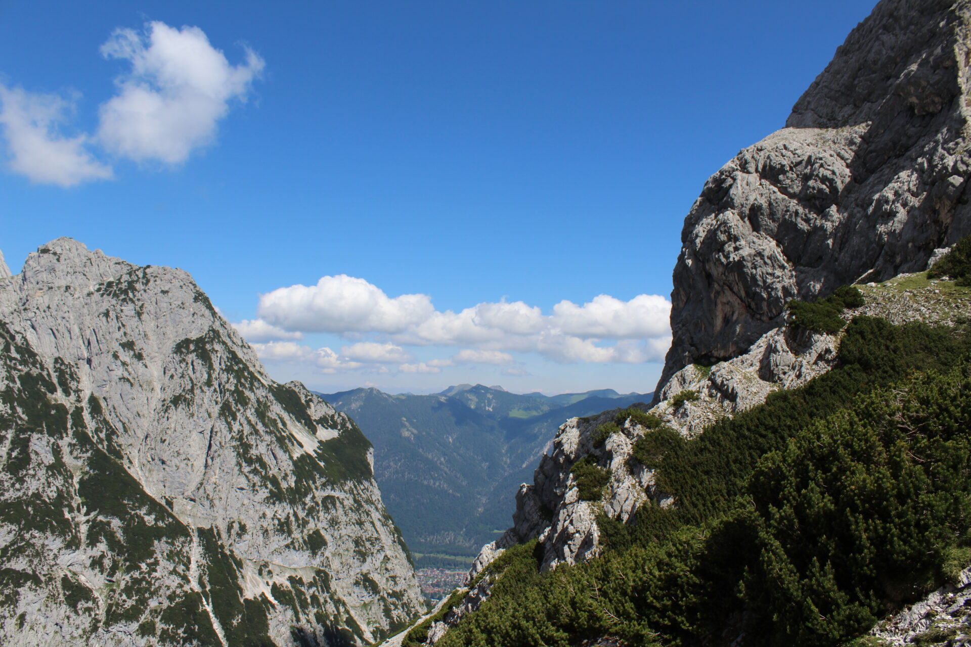 Blick durch die Felsschlucht im Höllental auf das Tal bei Garmisch-Partenkirchen