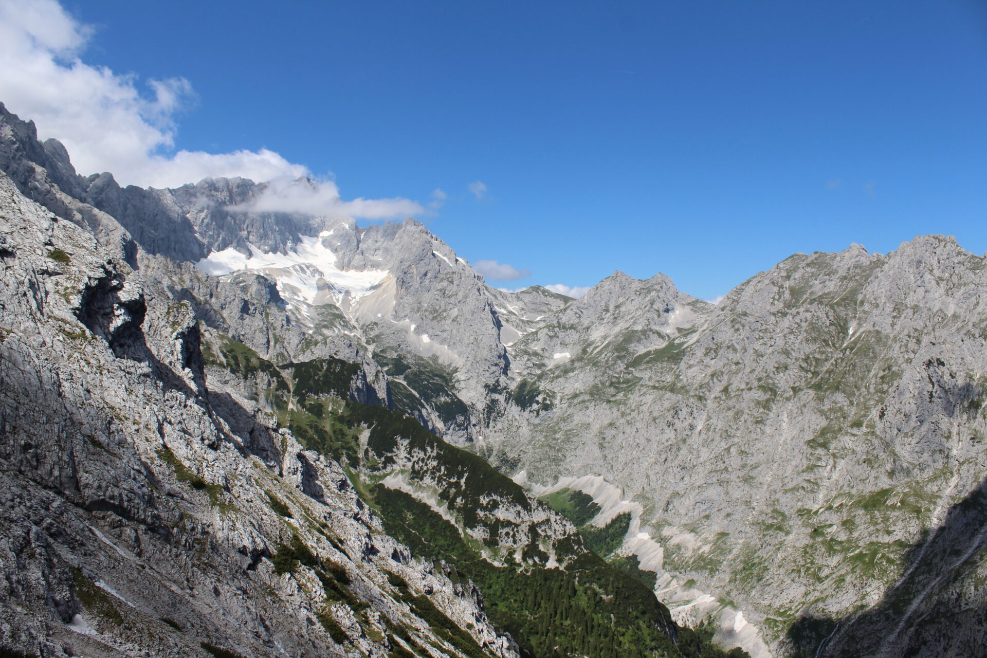 Felsiger Gebirgskessel im Höllental mit Blick auf schneebedeckte Zugspitze