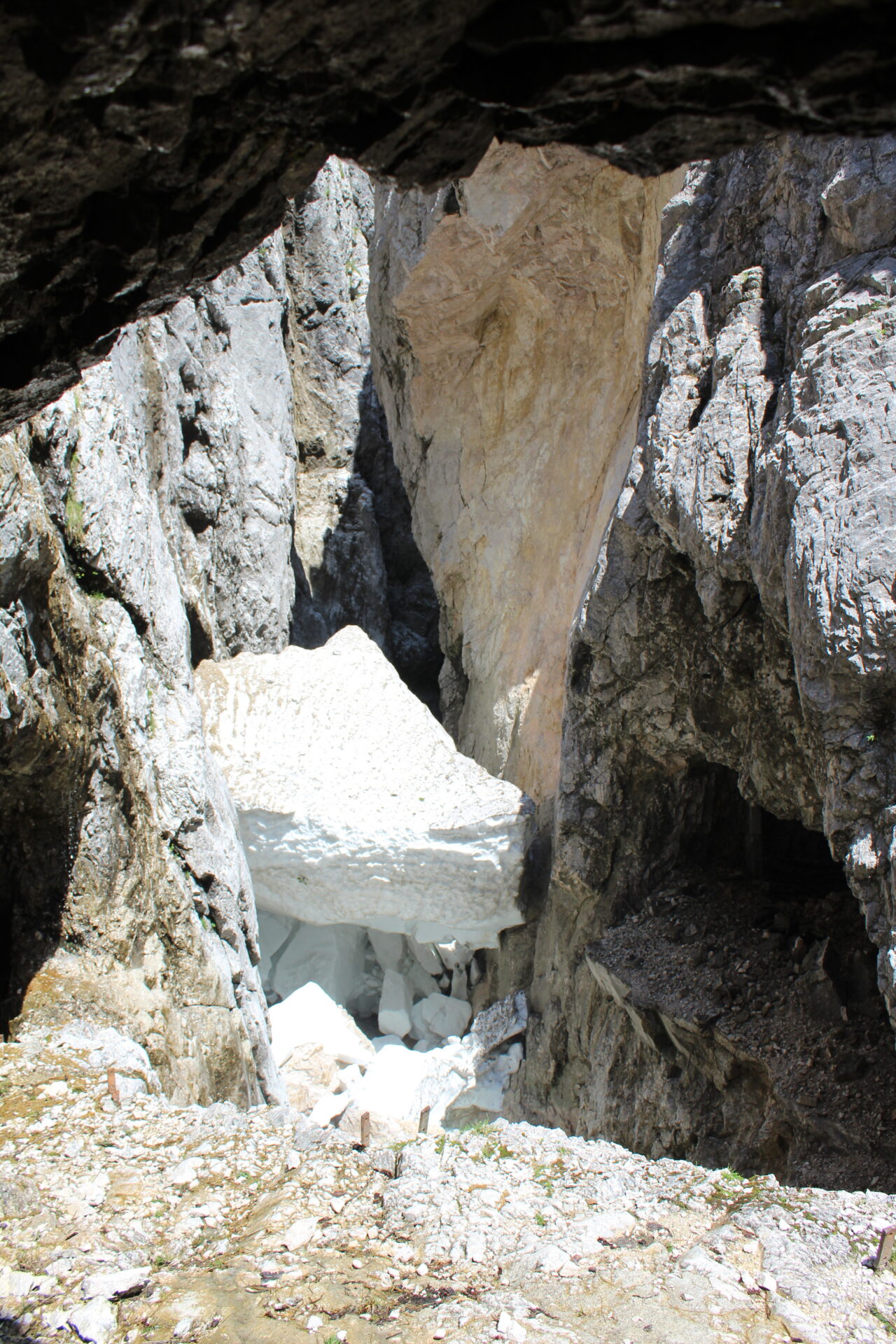 Großer Eisblock zwischen Felsen in der Höllentalklamm im Sommer