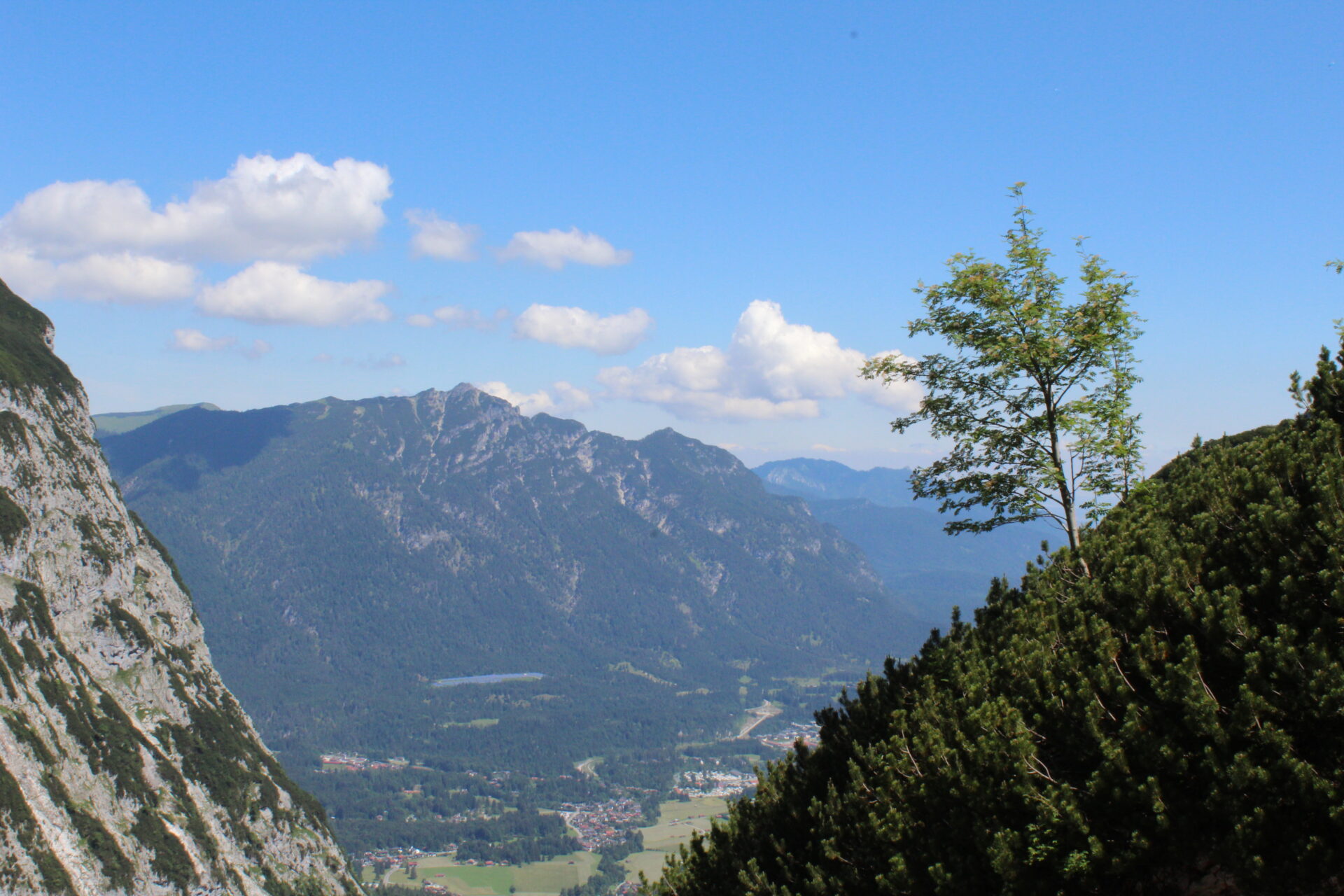 Weiter Panoramablick vom Höllental auf Garmisch-Partenkirchen und die umliegenden Berge