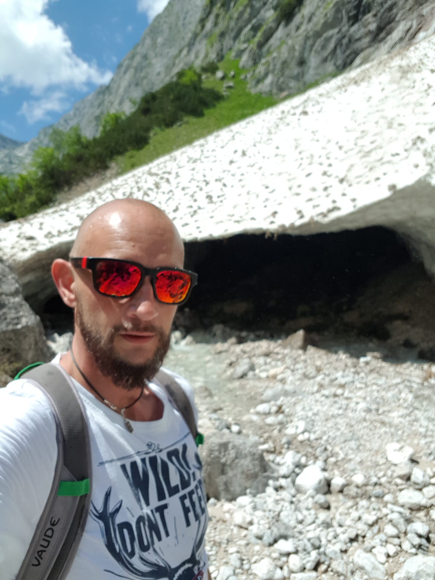 Wanderer macht Selfie vor großem Schneefeld in der Höllentalklamm